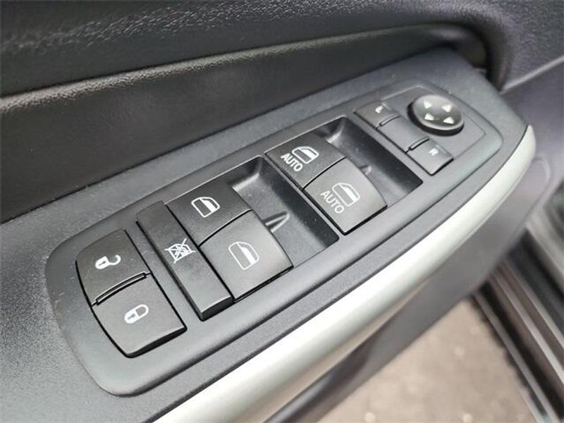 2016 Jeep Cherokee OverlandImage 24