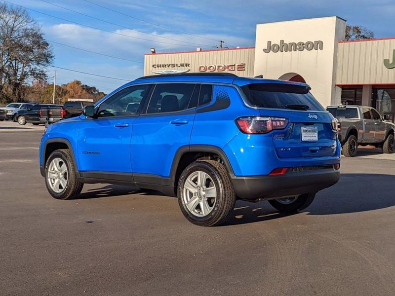 2022 Jeep Compass Latitude 4x4 in a Laser Blue Pearl Coat exterior color and Blackinterior. Johnson Dodge 601-693-6343 pixelmotiondemo.com 