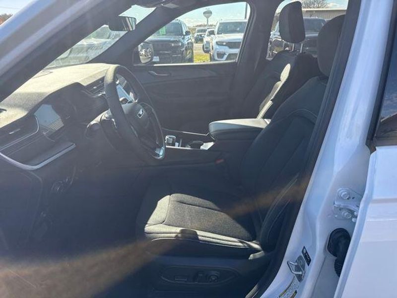 2025 Jeep Grand Cherokee Laredo 4x4