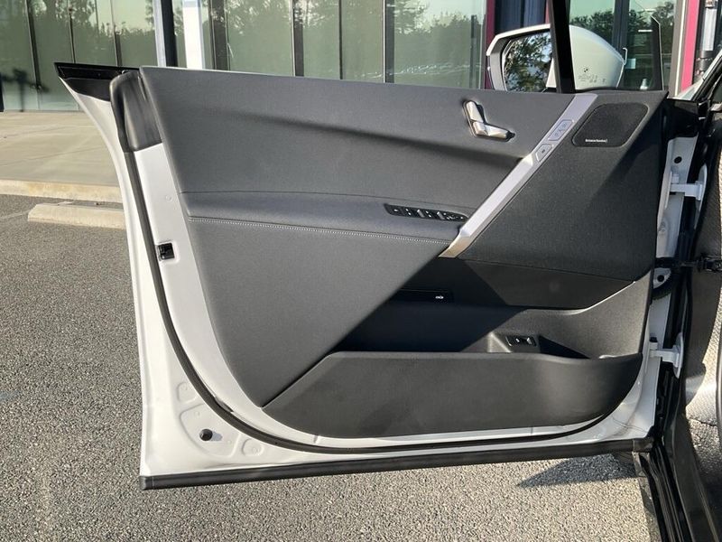 2025 BMW iX xDrive50Image 17