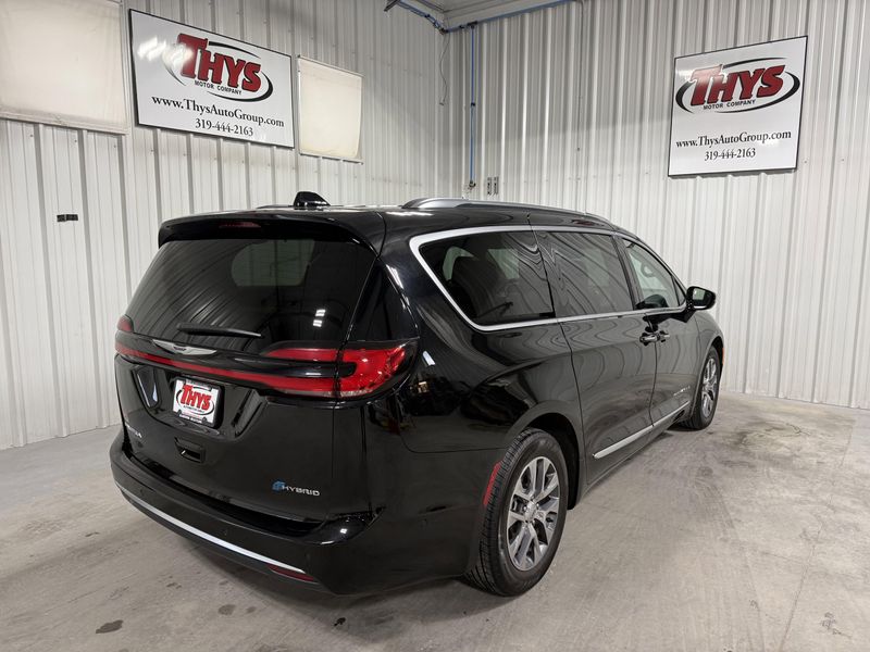 Used 2024 Chrysler Pacifica Hybrid PinnacleImage 3
