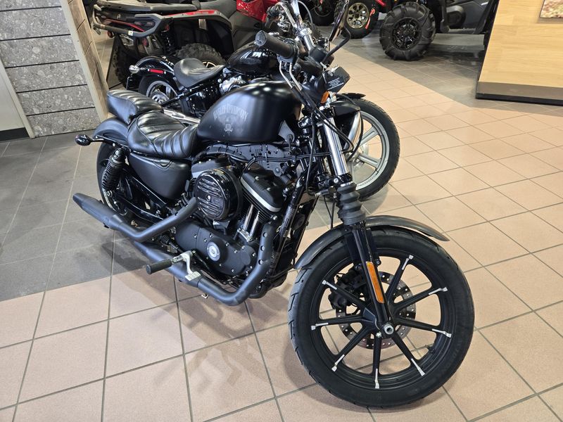 2017 HARLEY SPORTSTER IRON 883 BLACK Image 1
