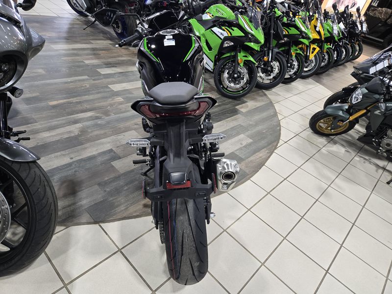 New 2025 Kawasaki Z900 SE ABS METALLIC MATTE GRAPHITE GRAY AND EBONY AND METALLIC GRAPHITE GRAY Image 6
