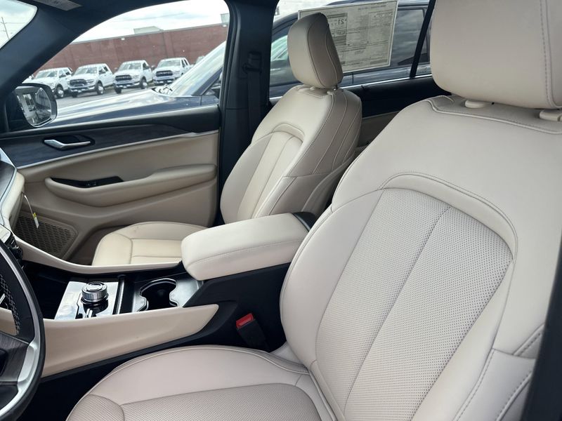 2025 Jeep Grand Cherokee L Limited 4x4Image 23