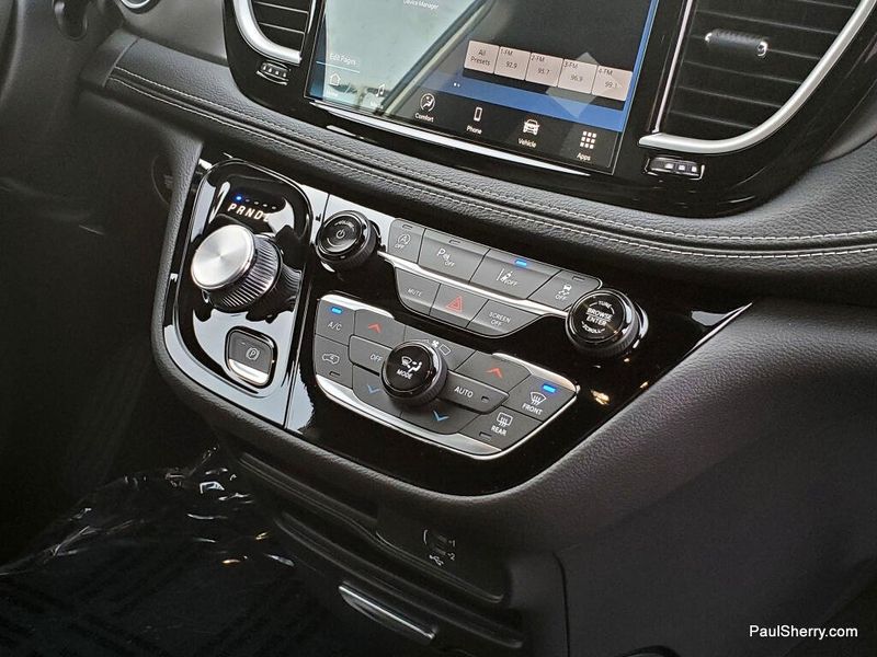 New 2026 Chrysler Pacifica Select