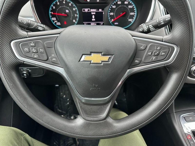 2022 Chevrolet Equinox LS photo 3