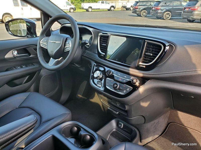 New 2026 Chrysler Pacifica SelectImage 3