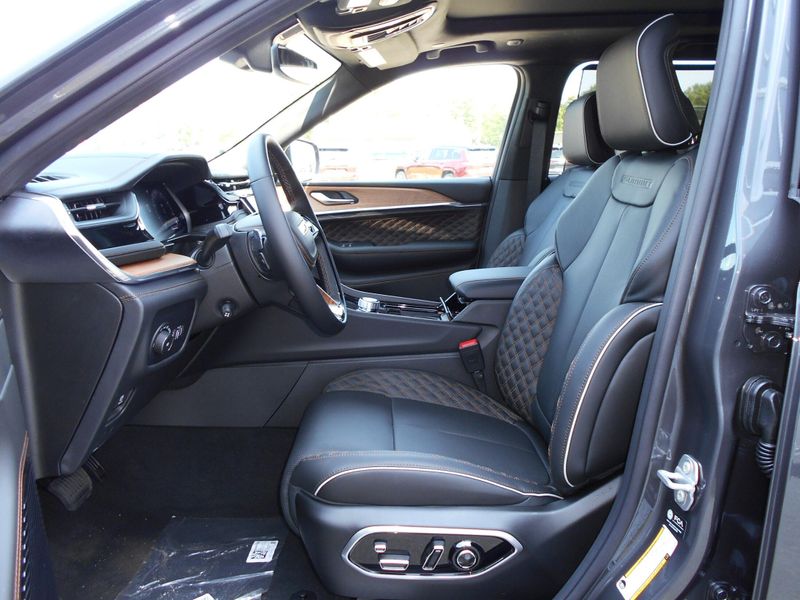 New 2025 Jeep Grand Cherokee Summit Reserve 4x4Image 5