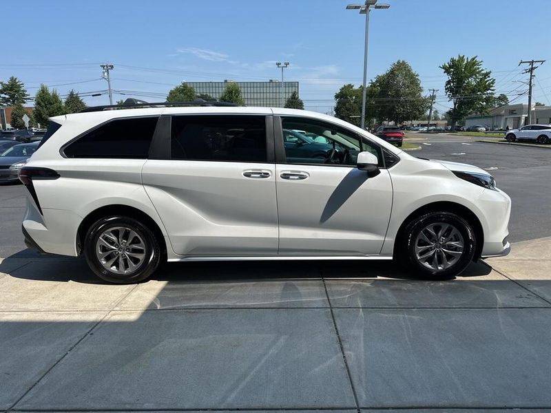 2025 Toyota Sienna XLEImage 4