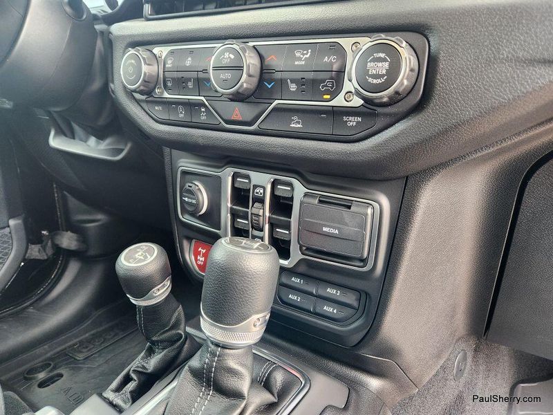 New 2025 Jeep Gladiator Willys 4x4