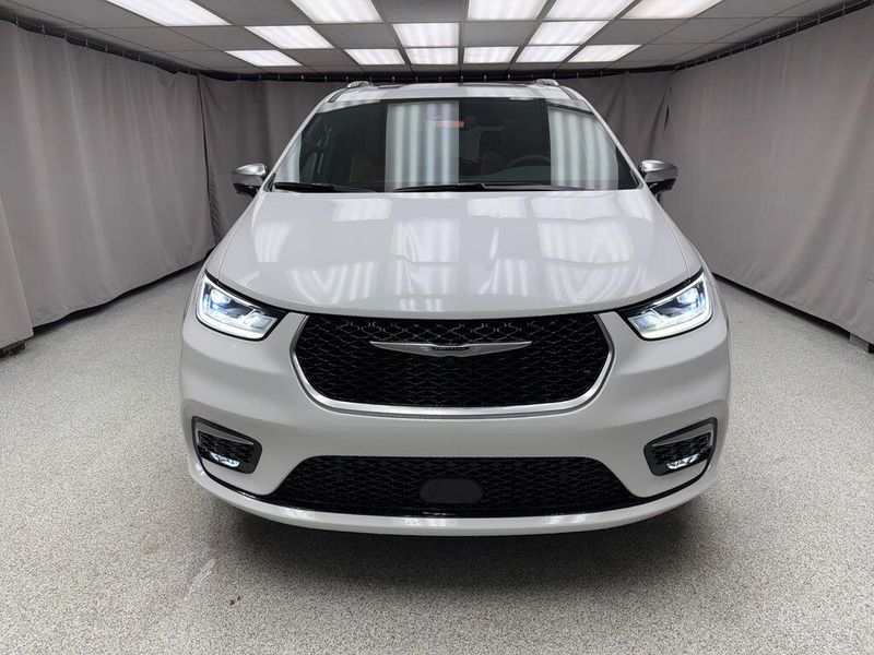 New 2026 Chrysler Pacifica Pinnacle AwdImage 5