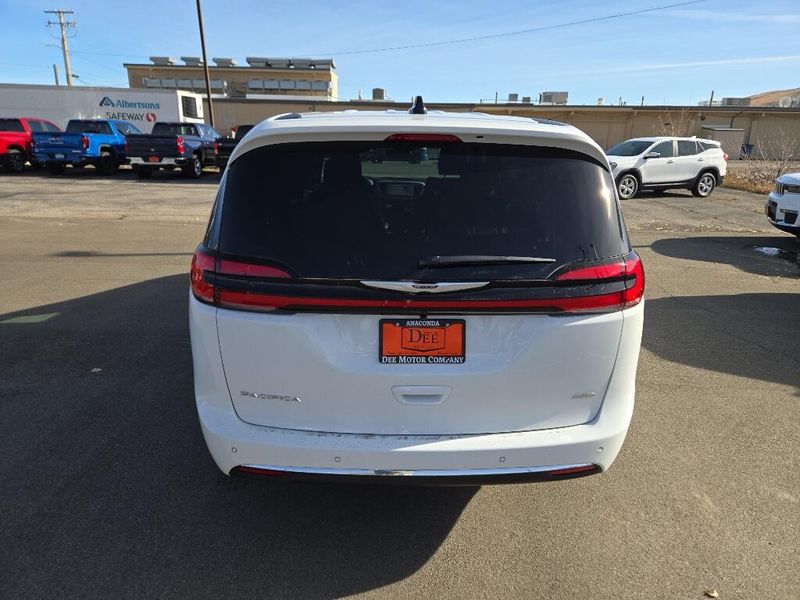 2026 Chrysler Pacifica photo 4