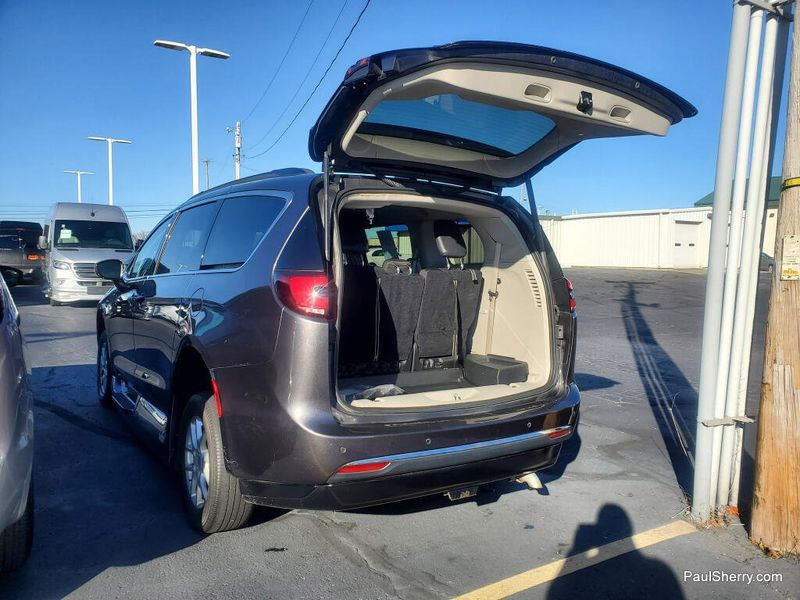2022 Chrysler Pacifica Touring L photo 4