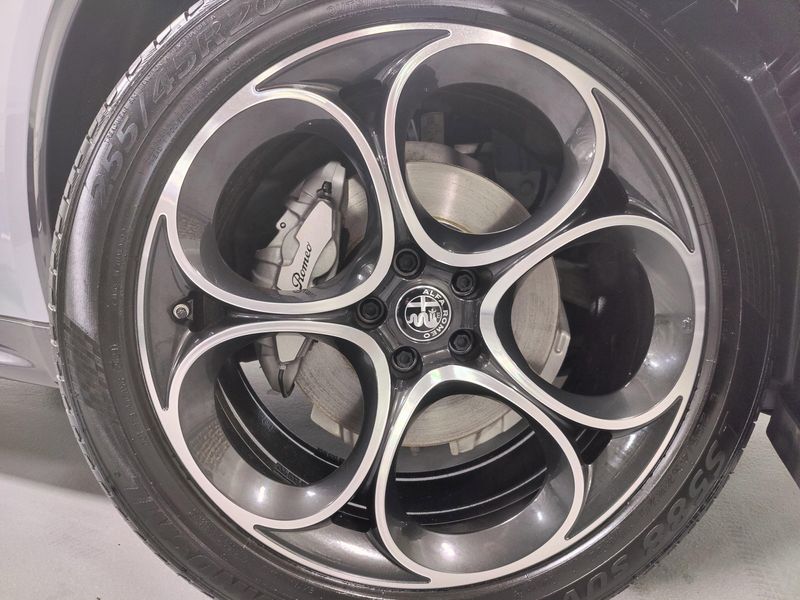 2023 Alfa Romeo Stelvio Ti Premium AWD w/Activ AsstImage 13