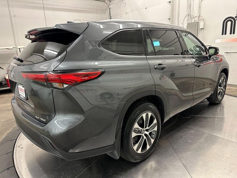 2021 Toyota Highlander XLE photo 14