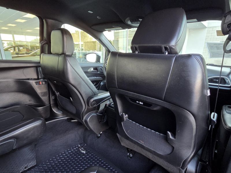 Used 2025 Chrysler Pacifica Select