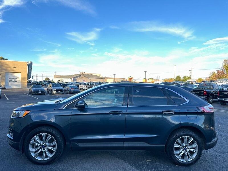 2022 Ford Edge Titanium photo 2