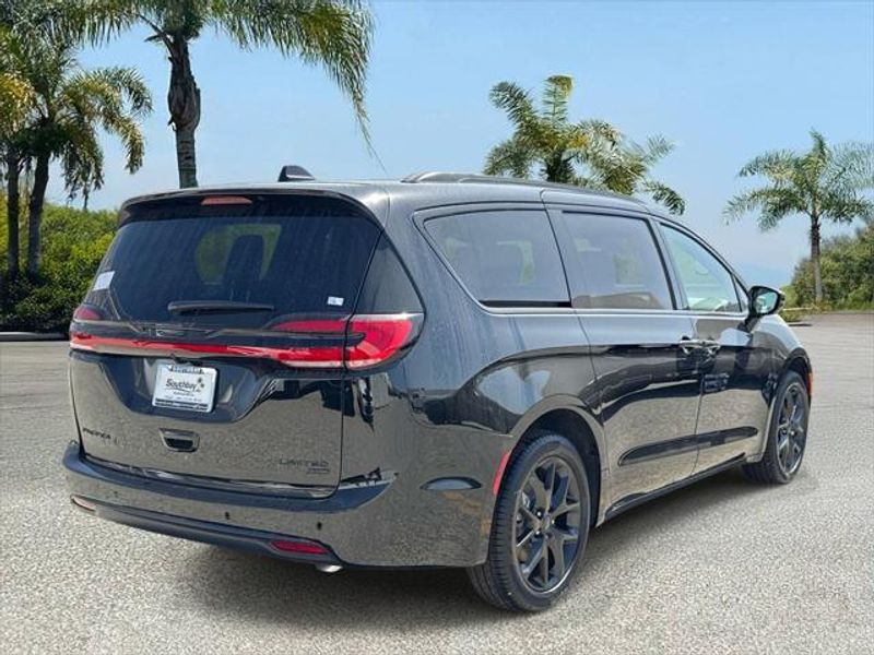 New 2027 Chrysler Pacifica Limited Awd
