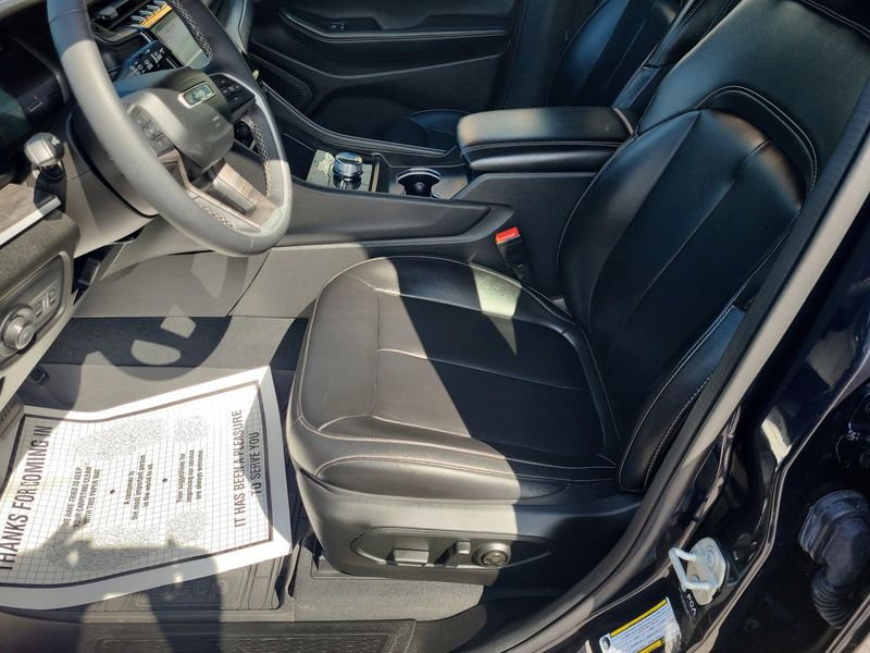 Used 2024 Jeep Grand Cherokee L LimitedImage 3