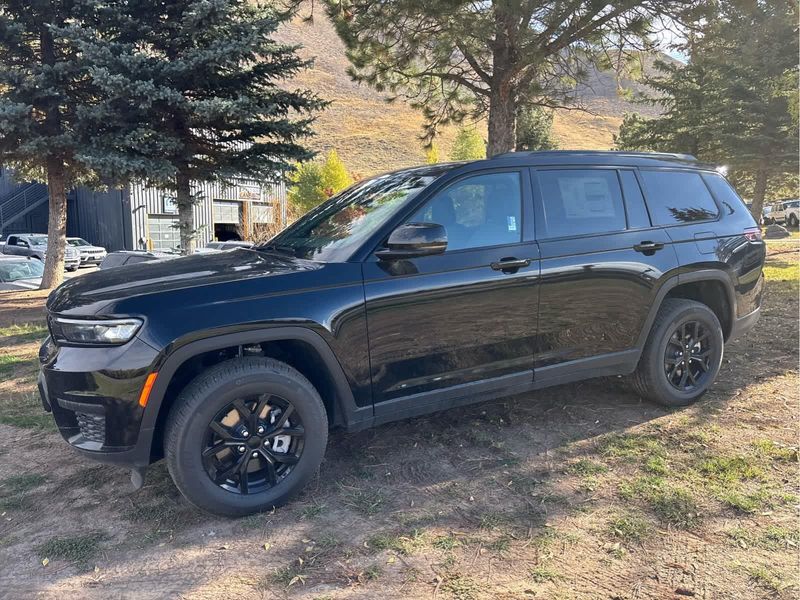 2025 Jeep Grand Cherokee Altitude photo 3