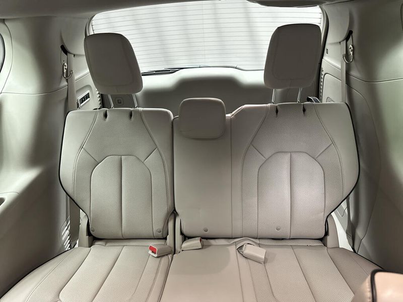 Used 2021 Chrysler Pacifica LimitedImage 9