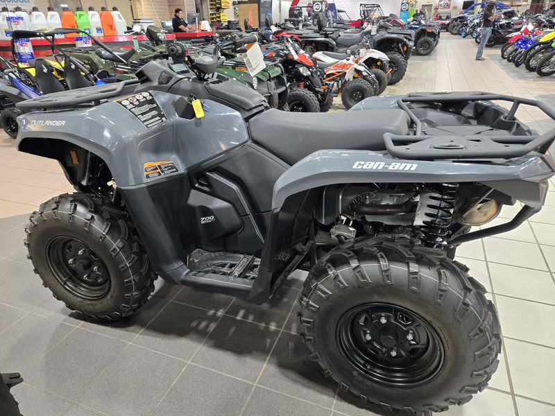 2025 Can-Am OULANDER 700 GRANITE GRAY Image 5