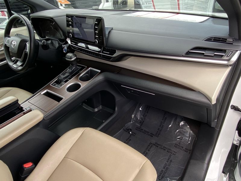 2023 Toyota Sienna XLEImage 11