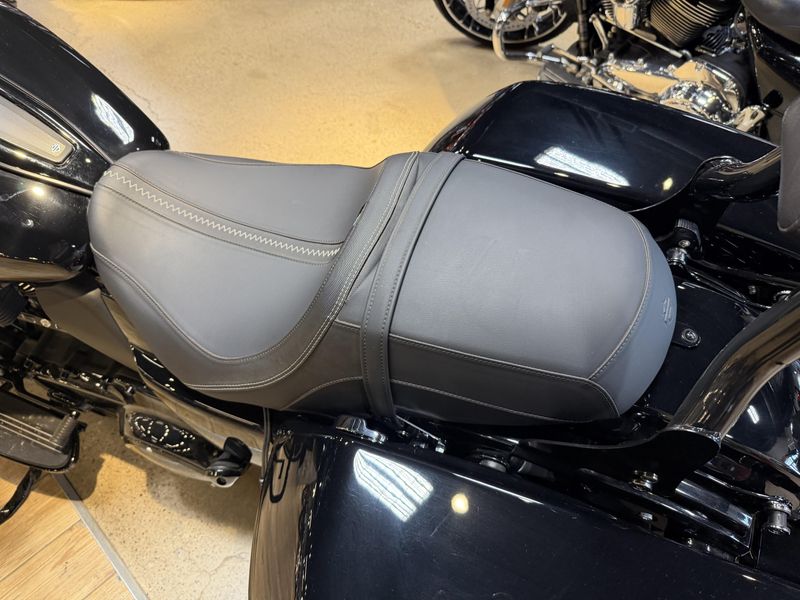 USED 2024 HARLEY STREET GLIDE Image 11