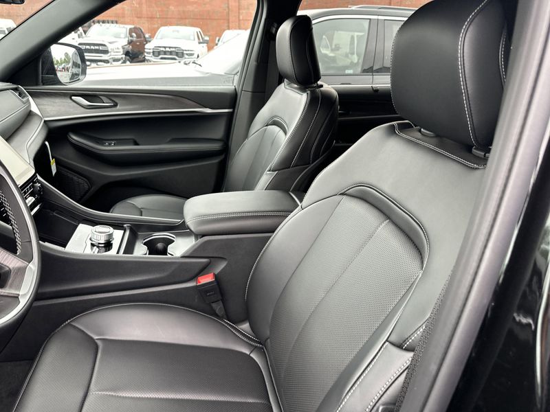 New 2025 Jeep Grand Cherokee L Limited 4x4Image 22