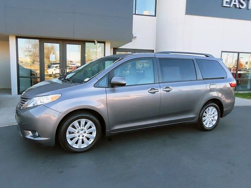 2016 Toyota Sienna LEImage 1