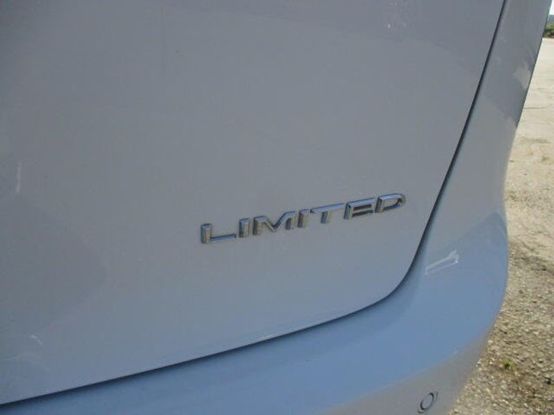 Used 2023 Chrysler Pacifica LimitedImage 10