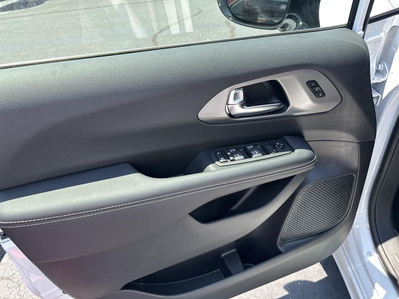New 2025 Chrysler Pacifica SelectImage 16