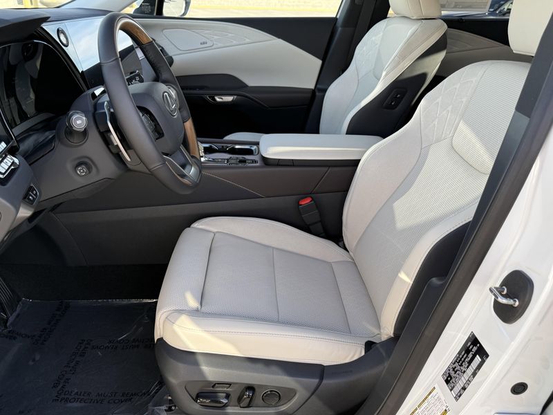 New 2026 Lexus RX 450h+ LuxuryImage 18