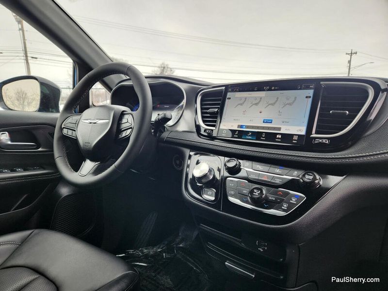 New 2026 Chrysler Pacifica Select