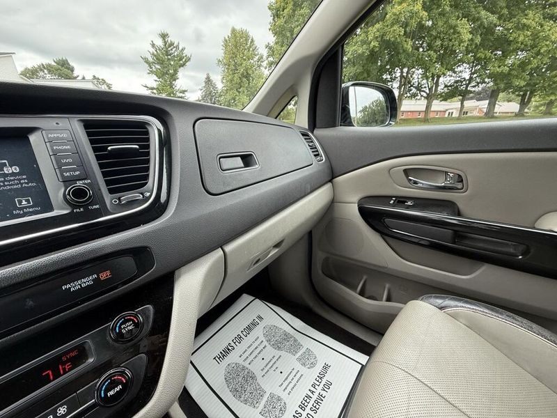 2017 Kia Sedona EX photo 28