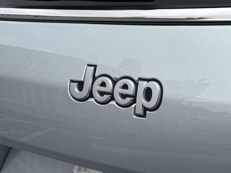 New 2026 Jeep Grand Cherokee L Laredo X 4x2