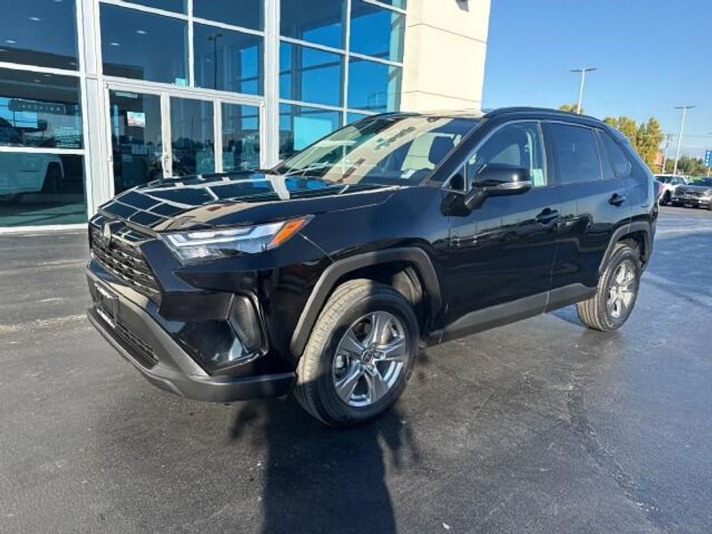 2024 Toyota RAV4 XLE photo 3