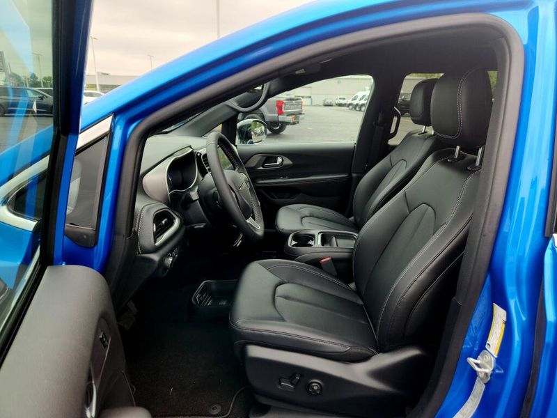 New 2027 Chrysler Pacifica Select
