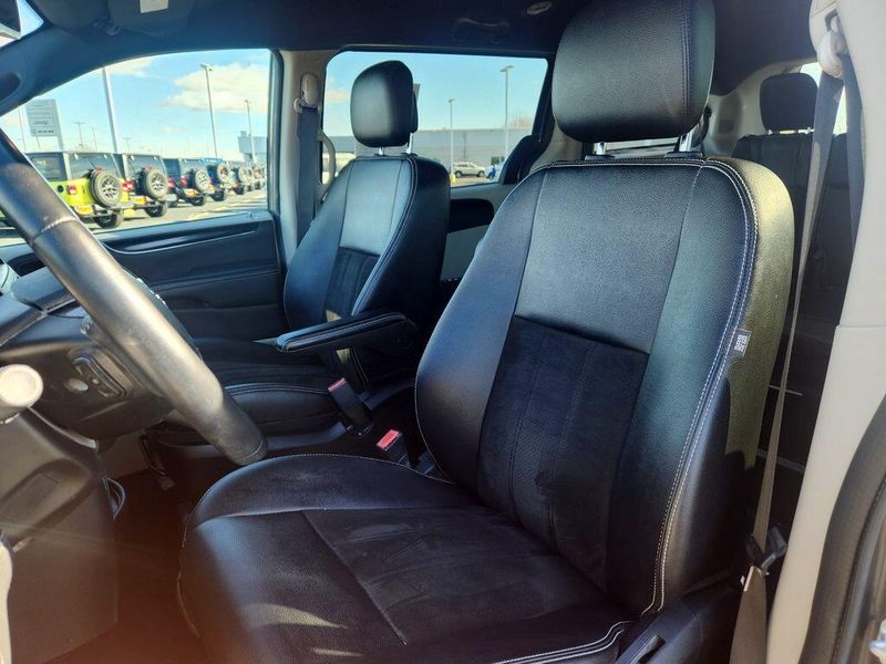 2019 Dodge Grand Caravan SXTImage 2