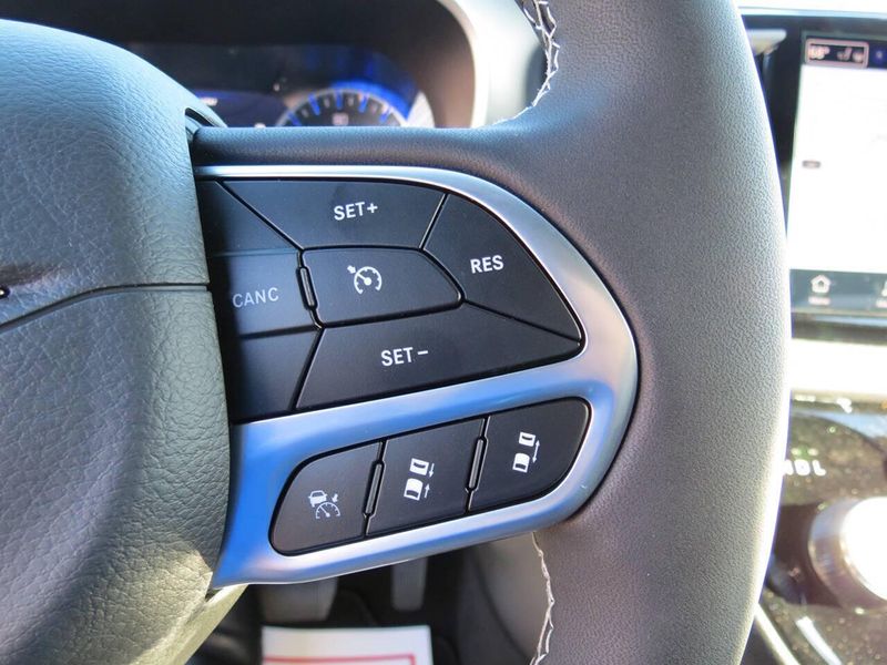 New 2027 Chrysler Pacifica SelectImage 13