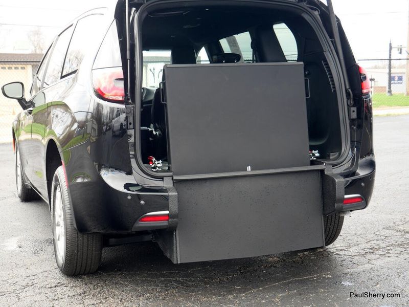 Used 2025 Chrysler Pacifica Select