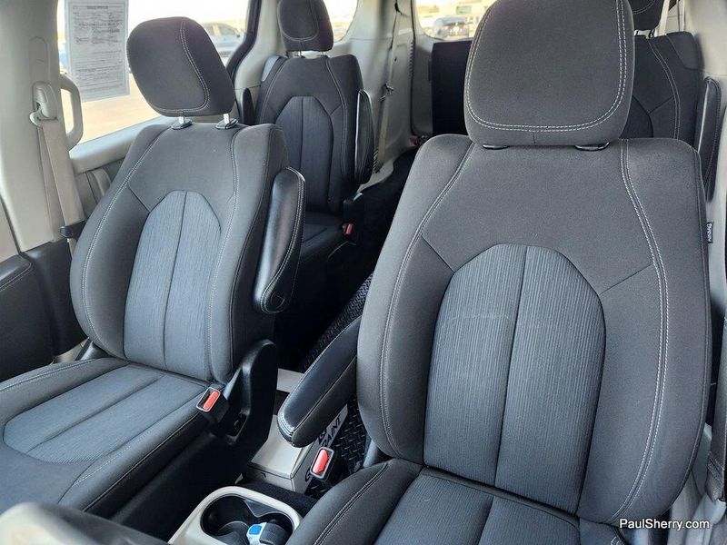 2022 Chrysler Voyager LXImage 2