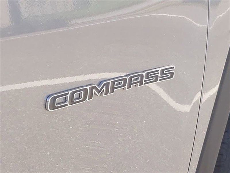 2022 Jeep Compass Latitude FwdImage 10