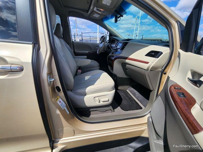 2014 Toyota Sienna XLEImage 31