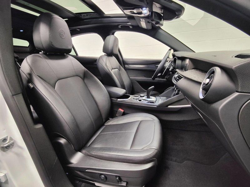 2022 Alfa Romeo Stelvio Sprint AWD w/Sunroof & NavImage 5