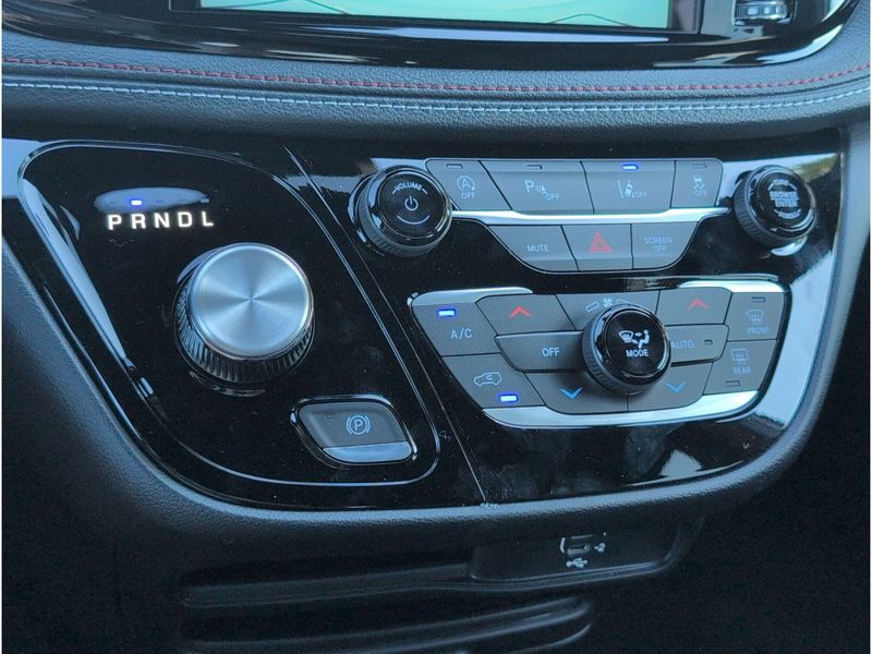New 2027 Chrysler Pacifica SelectImage 16