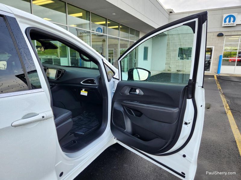 New 2026 Chrysler Voyager Lx