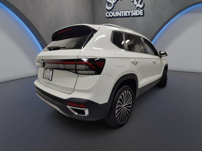 Used 2025 Volkswagen Taos SEImage 6