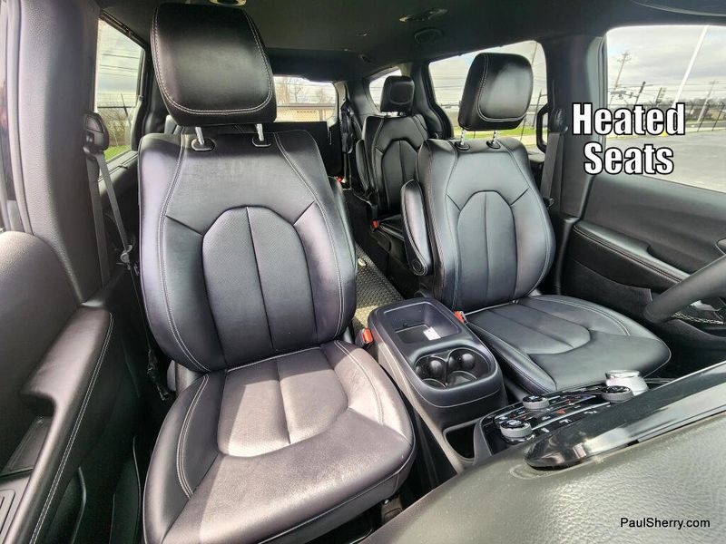 Used 2025 Chrysler Pacifica Select