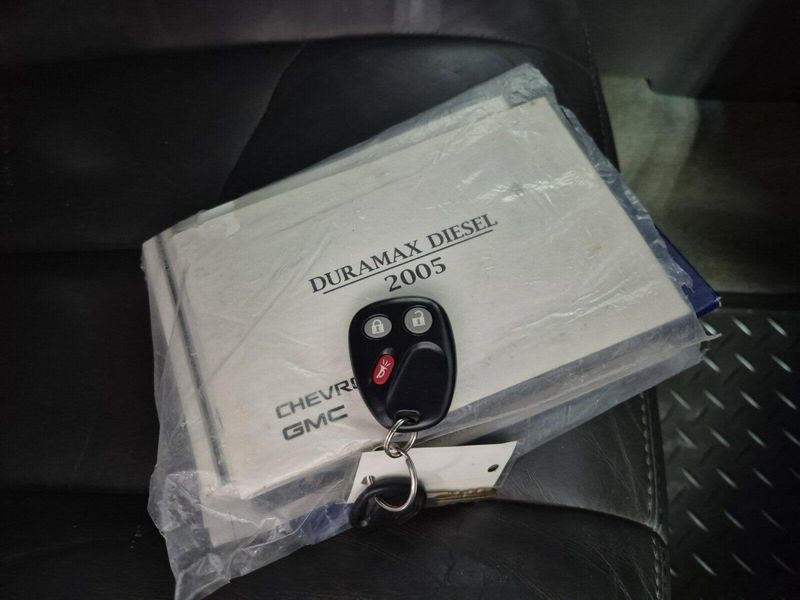 2005 Chevrolet Silverado 3500 DRW LTImage 13